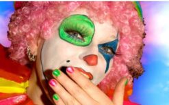 Kleurige clowns schminken kinderen en spelen spelletjes met een karretje vol snoep en ballonnen tijdens vrolijk kinderentertainment op een festival of evenement.