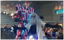 Futuristische Led Robot Red en confetti shooters: Een unieke act voor elk evenement! Boek nu voor een onvergetelijke show!