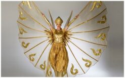 Schoonheid in Goud Duo: Steltendans & Harpmuziek ✨🎶 Dit unieke duo combineert sierlijke steltendans met de magische klanken van een elektrische harp. De harpiste speelt draadloos, terwijl de steltenloopster elegant beweegt, wat zorgt voor een betoverende sfeer. Samen creëren ze een visueel en muzikaal spektakel dat elk publiek raakt. Geschikt voor festivals, ontvangsten en winkelcentra, deze act voegt stijl en emotie toe aan elk evenement. Boek nu en ervaar de harmonie van dans en muziek in een magische uitvoering!