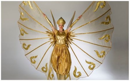Schoonheid in Goud Duo: Steltendans & Harpmuziek ✨🎶 Dit unieke duo combineert sierlijke steltendans met de magische klanken van een elektrische harp. De harpiste speelt draadloos, terwijl de steltenloopster elegant beweegt, wat zorgt voor een betoverende sfeer. Samen creëren ze een visueel en muzikaal spektakel dat elk publiek raakt. Geschikt voor festivals, ontvangsten en winkelcentra, deze act voegt stijl en emotie toe aan elk evenement. Boek nu en ervaar de harmonie van dans en muziek in een magische uitvoering!