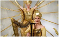 Schoonheid in Goud Duo: Steltendans & Harpmuziek ✨🎶 Dit unieke duo combineert sierlijke steltendans met de magische klanken van een elektrische harp. De harpiste speelt draadloos, terwijl de steltenloopster elegant beweegt, wat zorgt voor een betoverende sfeer. Samen creëren ze een visueel en muzikaal spektakel dat elk publiek raakt. Geschikt voor festivals, ontvangsten en winkelcentra, deze act voegt stijl en emotie toe aan elk evenement. Boek nu en ervaar de harmonie van dans en muziek in een magische uitvoering!