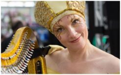 Schoonheid in Goud Duo: Steltendans & Harpmuziek ✨🎶 Dit unieke duo combineert sierlijke steltendans met de magische klanken van een elektrische harp. De harpiste speelt draadloos, terwijl de steltenloopster elegant beweegt, wat zorgt voor een betoverende sfeer. Samen creëren ze een visueel en muzikaal spektakel dat elk publiek raakt. Geschikt voor festivals, ontvangsten en winkelcentra, deze act voegt stijl en emotie toe aan elk evenement. Boek nu en ervaar de harmonie van dans en muziek in een magische uitvoering!