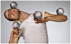 Stap in de magische wereld van “Schoonheid in Goud”! ✨ Een spectaculaire combinatie van steltendans, luchtacrobatiek, hoopdance en contactjuggling betovert het publiek. Deze unieke act schittert als openingsshow, trekt de aandacht op beurzen en evenementen, en brengt straattheaterfestivals tot leven. Een visueel spektakel vol elegantie, kracht en magie! Of het nu op het podium is of tussen het publiek, “Schoonheid in Goud” creëert een onvergetelijke beleving. Met live muzikale begeleiding van harp of percussie wordt de ervaring nog intenser. Laat uw evenement stralen en boek deze betoverende act!