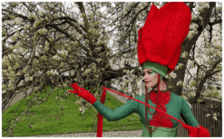 Vrolijk je event op met reusachtige Tulpen Steltenlopers. Hun kleurrijke uitstraling trekt direct aandacht en creëert unieke fotomomenten. Perfect voor voorjaarsfeesten en thema-events, voor elk event.