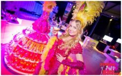 Geef je event een sprankelende touch met de Champagne Diva Copacabana! 🍾✨ Deze stijlvolle dame rijdt rond in een bijzondere champagnejurk gevuld met meer dan 100 glazen of hapjes. Met sfeervolle LED-verlichting en een thema naar keuze is ze een echte blikvanger. Perfect voor gala’s, bruiloften, beurzen en feesten! Of het nu gaat om een luxe ontvangst of een creatieve cateringact, de Champagne Diva zorgt voor een magische sfeer. Haar mobiele service verrast en maakt elk event speciaal. Boek nu en laat je gasten genieten in stijl!