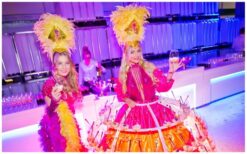 Geef je event een sprankelende touch met de Champagne Diva Copacabana! 🍾✨ Deze stijlvolle dame rijdt rond in een bijzondere champagnejurk gevuld met meer dan 100 glazen of hapjes. Met sfeervolle LED-verlichting en een thema naar keuze is ze een echte blikvanger. Perfect voor gala’s, bruiloften, beurzen en feesten! Of het nu gaat om een luxe ontvangst of een creatieve cateringact, de Champagne Diva zorgt voor een magische sfeer. Haar mobiele service verrast en maakt elk event speciaal. Boek nu en laat je gasten genieten in stijl!