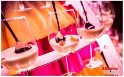 Geef je event een sprankelende touch met de Champagne Diva Copacabana! 🍾✨ Deze stijlvolle dame rijdt rond in een bijzondere champagnejurk gevuld met meer dan 100 glazen of hapjes. Met sfeervolle LED-verlichting en een thema naar keuze is ze een echte blikvanger. Perfect voor gala’s, bruiloften, beurzen en feesten! Of het nu gaat om een luxe ontvangst of een creatieve cateringact, de Champagne Diva zorgt voor een magische sfeer. Haar mobiele service verrast en maakt elk event speciaal. Boek nu en laat je gasten genieten in stijl!