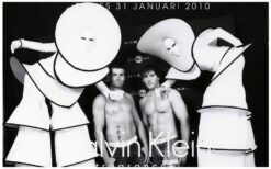 Maak je evenement extra bijzonder met de Circle Mania Steltenlopers Wit! ✨ Deze elegante steltlopers in witte, abstracte kostuums zorgen voor een magische sfeer. Ze passen perfect bij festivals, beurzen, chique feesten en theateracts. Hun sierlijke bewegingen maken elk moment speciaal! Kies uit wit, roze, geel of een sprankelende LED-versie. Of ze nu rondlopen tussen het publiek of als indrukwekkende entreeact dienen, ze vallen altijd op. Boek nu en geef je evenement een stijlvolle en unieke uitstraling!