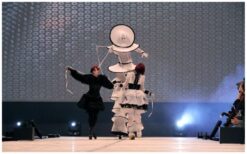 Maak je evenement extra bijzonder met de Circle Mania Steltenlopers Wit! ✨ Deze elegante steltlopers in witte, abstracte kostuums zorgen voor een magische sfeer. Ze passen perfect bij festivals, beurzen, chique feesten en theateracts. Hun sierlijke bewegingen maken elk moment speciaal! Kies uit wit, roze, geel of een sprankelende LED-versie. Of ze nu rondlopen tussen het publiek of als indrukwekkende entreeact dienen, ze vallen altijd op. Boek nu en geef je evenement een stijlvolle en unieke uitstraling!