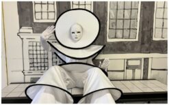 Maak je evenement extra bijzonder met de Circle Mania Steltenlopers Wit! ✨ Deze elegante steltlopers in witte, abstracte kostuums zorgen voor een magische sfeer. Ze passen perfect bij festivals, beurzen, chique feesten en theateracts. Hun sierlijke bewegingen maken elk moment speciaal! Kies uit wit, roze, geel of een sprankelende LED-versie. Of ze nu rondlopen tussen het publiek of als indrukwekkende entreeact dienen, ze vallen altijd op. Boek nu en geef je evenement een stijlvolle en unieke uitstraling!