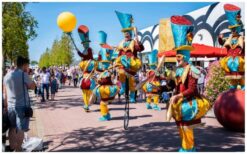 Boek de Circus Straat Parade voor interactief circus entertainment met jongleren, steltenlopers en livemuziek. Perfect voor winkelcentra, festivals en ontvangsten!