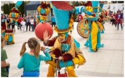 Boek de Circus Straat Parade voor interactief circus entertainment met jongleren, steltenlopers en livemuziek. Perfect voor winkelcentra, festivals en ontvangsten!