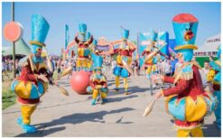 Boek de Circus Straat Parade voor interactief circus entertainment met jongleren, steltenlopers en livemuziek. Perfect voor winkelcentra, festivals en ontvangsten!
