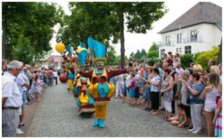 Boek de Circus Straat Parade voor interactief circus entertainment met jongleren, steltenlopers en livemuziek. Perfect voor winkelcentra, festivals en ontvangsten!