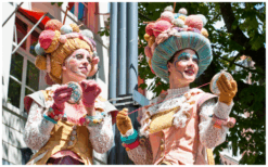 Laat de magie van de Creatieve Zusjes Steltenlopers niet aan je voorbijgaan. Reserveer ze direct voor een betoverende elegantie die jouw evenement verrijkt en onvergetelijk maakt.