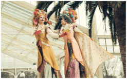 Laat de magie van de Creatieve Zusjes Steltenlopers niet aan je voorbijgaan. Reserveer ze direct voor een betoverende elegantie die jouw evenement verrijkt en onvergetelijk maakt.