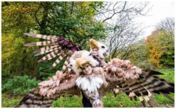 De Legende van de Grote Vogels Steltenlopers: Een betoverend schouwspel! 🦢✨ Lang geleden zwierven deze majestueuze vogels vrij over de aarde. Nu zijn ze zeldzaam, maar op bijzondere evenementen laten ze zich weer zien. Met hun lange benen en sierlijke bewegingen brengen ze een magisch spektakel tot leven! Deze unieke steltenlopers bewegen zich gracieus door het publiek en nemen toeschouwers mee op een reis door de tijd. Hun aanwezigheid voegt elegantie en mystiek toe aan elke gelegenheid. Boek nu en laat je evenement betoveren door deze zeldzame wezens!