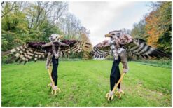 De Legende van de Grote Vogels Steltenlopers: Een betoverend schouwspel! 🦢✨ Lang geleden zwierven deze majestueuze vogels vrij over de aarde. Nu zijn ze zeldzaam, maar op bijzondere evenementen laten ze zich weer zien. Met hun lange benen en sierlijke bewegingen brengen ze een magisch spektakel tot leven! Deze unieke steltenlopers bewegen zich gracieus door het publiek en nemen toeschouwers mee op een reis door de tijd. Hun aanwezigheid voegt elegantie en mystiek toe aan elke gelegenheid. Boek nu en laat je evenement betoveren door deze zeldzame wezens!