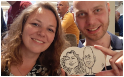 Verras uw gasten met snel getekende karikaturen op uw evenement. Lachend entertainment voor feesten, beurzen en meer. Ontdek deze Trefzekere Karikatuur Tekenaar nu!