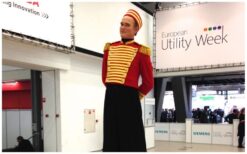 Piccolo’s de Luxe Steltenlopers: Een stijlvol en uniek welkom! 🎩✨ Deze elegante Piccolo’s de Luxe Steltenlopers zorgen voor een warm en luxe ontvangst. Met hun speelse charme en gedienstige houding verwelkomen ze jouw gasten op een unieke manier. Solo of als duo, ze maken elk evenement extra bijzonder! Of het nu gaat om een beurs, feest, animatie-act of zelfs een casinothema, deze steltenlopers passen overal bij. Hun stijlvolle uitstraling en oog voor detail zorgen voor een verfijnde sfeer. Boek nu en geef jouw evenement een chique en dynamische start!