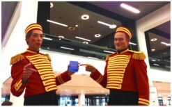 Piccolo’s de Luxe Steltenlopers: Een stijlvol en uniek welkom! 🎩✨ Deze elegante Piccolo’s de Luxe Steltenlopers zorgen voor een warm en luxe ontvangst. Met hun speelse charme en gedienstige houding verwelkomen ze jouw gasten op een unieke manier. Solo of als duo, ze maken elk evenement extra bijzonder! Of het nu gaat om een beurs, feest, animatie-act of zelfs een casinothema, deze steltenlopers passen overal bij. Hun stijlvolle uitstraling en oog voor detail zorgen voor een verfijnde sfeer. Boek nu en geef jouw evenement een chique en dynamische start!