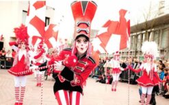 Rood Witte Bonte Parade MOB-6614-980 Mobiele Parade Act Straattheater Prima Entertainment