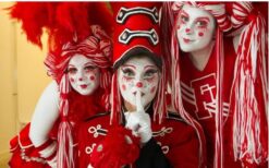 Rood Witte Bonte Parade MOB-6614-980 Mobiele Parade Act Straattheater Prima Entertainment