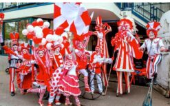 Rood Witte Bonte Parade MOB-6614-980 Mobiele Parade Act Straattheater Prima Entertainment