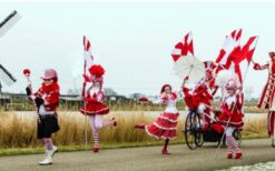 Rood Witte Bonte Parade MOB-6614-980 Mobiele Parade Act Straattheater Prima Entertainment