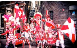 Rood Witte Bonte Parade MOB-6614-980 Mobiele Parade Act Straattheater Prima Entertainment