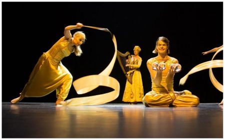 Stap in de magische wereld van "Schoonheid in Goud"! ✨ Een spectaculaire combinatie van steltendans, luchtacrobatiek, hoopdance en contactjuggling betovert het publiek. Deze unieke act schittert als openingsshow, trekt de aandacht op beurzen en evenementen, en brengt straattheaterfestivals tot leven. Een visueel spektakel vol elegantie, kracht en magie! Of het nu op het podium is of tussen het publiek, "Schoonheid in Goud" creëert een onvergetelijke beleving. Met live muzikale begeleiding van harp of percussie wordt de ervaring nog intenser. Laat uw evenement stralen en boek deze betoverende act!