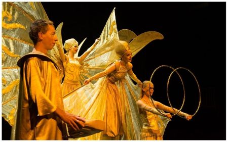 Stap in de magische wereld van "Schoonheid in Goud"! ✨ Een spectaculaire combinatie van steltendans, luchtacrobatiek, hoopdance en contactjuggling betovert het publiek. Deze unieke act schittert als openingsshow, trekt de aandacht op beurzen en evenementen, en brengt straattheaterfestivals tot leven. Een visueel spektakel vol elegantie, kracht en magie! Of het nu op het podium is of tussen het publiek, "Schoonheid in Goud" creëert een onvergetelijke beleving. Met live muzikale begeleiding van harp of percussie wordt de ervaring nog intenser. Laat uw evenement stralen en boek deze betoverende act!