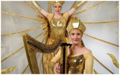 Stap in de magische wereld van “Schoonheid in Goud”! ✨ Een spectaculaire combinatie van steltendans, luchtacrobatiek, hoopdance en contactjuggling betovert het publiek. Deze unieke act schittert als openingsshow, trekt de aandacht op beurzen en evenementen, en brengt straattheaterfestivals tot leven. Een visueel spektakel vol elegantie, kracht en magie! Of het nu op het podium is of tussen het publiek, “Schoonheid in Goud” creëert een onvergetelijke beleving. Met live muzikale begeleiding van harp of percussie wordt de ervaring nog intenser. Laat uw evenement stralen en boek deze betoverende act!