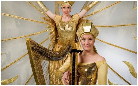 Stap in de magische wereld van “Schoonheid in Goud”! ✨ Een spectaculaire combinatie van steltendans, luchtacrobatiek, hoopdance en contactjuggling betovert het publiek. Deze unieke act schittert als openingsshow, trekt de aandacht op beurzen en evenementen, en brengt straattheaterfestivals tot leven. Een visueel spektakel vol elegantie, kracht en magie! Of het nu op het podium is of tussen het publiek, “Schoonheid in Goud” creëert een onvergetelijke beleving. Met live muzikale begeleiding van harp of percussie wordt de ervaring nog intenser. Laat uw evenement stralen en boek deze betoverende act!
