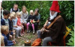 Stap in de magische wereld van De Zingende Kabouter Pom! 🍄 Beleef een betoverend avontuur waarin muziek, verhalen en natuur samenkomen. De Zingende Kabouter Pom neemt kinderen mee op een interactieve reis door het bos, vol vrolijke liedjes en fantasierijke vertellingen. Een muzikale belevenis die de zintuigen prikkelt en verwondering oproept! Meer dan entertainment – deze act is een speelse ontdekkingstocht vol leerzame momenten. Kinderen ervaren de magie van het bos en leren spelenderwijs over de natuur. Boek nu en creëer onvergetelijke herinneringen met De Zingende Kabouter Pom!