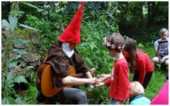 Stap in de magische wereld van De Zingende Kabouter Pom! 🍄 Beleef een betoverend avontuur waarin muziek, verhalen en natuur samenkomen. De Zingende Kabouter Pom neemt kinderen mee op een interactieve reis door het bos, vol vrolijke liedjes en fantasierijke vertellingen. Een muzikale belevenis die de zintuigen prikkelt en verwondering oproept! Meer dan entertainment – deze act is een speelse ontdekkingstocht vol leerzame momenten. Kinderen ervaren de magie van het bos en leren spelenderwijs over de natuur. Boek nu en creëer onvergetelijke herinneringen met De Zingende Kabouter Pom!