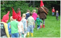 Stap in de magische wereld van De Zingende Kabouter Pom! 🍄 Beleef een betoverend avontuur waarin muziek, verhalen en natuur samenkomen. De Zingende Kabouter Pom neemt kinderen mee op een interactieve reis door het bos, vol vrolijke liedjes en fantasierijke vertellingen. Een muzikale belevenis die de zintuigen prikkelt en verwondering oproept! Meer dan entertainment – deze act is een speelse ontdekkingstocht vol leerzame momenten. Kinderen ervaren de magie van het bos en leren spelenderwijs over de natuur. Boek nu en creëer onvergetelijke herinneringen met De Zingende Kabouter Pom!