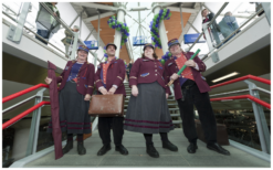 Stap aan boord bij onze stijlvolle conducteurs voor een nostalgische en vrolijke reis op uw evenement. Ontdek hun unieke acts en gastvrijheid!