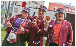 Stap aan boord bij onze stijlvolle conducteurs voor een nostalgische en vrolijke reis op uw evenement. Ontdek hun unieke acts en gastvrijheid!