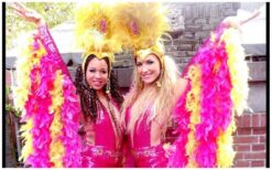 Breng de sprankelende energie van Brazilië naar jouw event met de Copacabana Steltenlopers! 🇧🇷 In knallend roze en geel zorgen deze steltlopers voor een bruisende, tropische sfeer. Dansend op stelten, als danseressen of zelfs op rollerskates, ze brengen elke locatie tot leven! Perfect als welkomstact of om het feest op gang te brengen. Of het nu een Braziliaans themafeest, festival of winkelcentrumshow is, deze act past overal bij. Hun energie werkt aanstekelijk en trekt meteen de aandacht. Boek nu en geef je event een kleurrijke boost! 