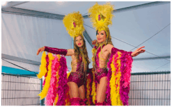 Breng de sprankelende energie van Brazilië naar jouw event met de Copacabana Steltenlopers! 🇧🇷 In knallend roze en geel zorgen deze steltlopers voor een bruisende, tropische sfeer. Dansend op stelten, als danseressen of zelfs op rollerskates, ze brengen elke locatie tot leven! Perfect als welkomstact of om het feest op gang te brengen. Of het nu een Braziliaans themafeest, festival of winkelcentrumshow is, deze act past overal bij. Hun energie werkt aanstekelijk en trekt meteen de aandacht. Boek nu en geef je event een kleurrijke boost! 