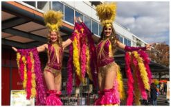 Breng de sprankelende energie van Brazilië naar jouw event met de Copacabana Steltenlopers! 🇧🇷 In knallend roze en geel zorgen deze steltlopers voor een bruisende, tropische sfeer. Dansend op stelten, als danseressen of zelfs op rollerskates, ze brengen elke locatie tot leven! Perfect als welkomstact of om het feest op gang te brengen. Of het nu een Braziliaans themafeest, festival of winkelcentrumshow is, deze act past overal bij. Hun energie werkt aanstekelijk en trekt meteen de aandacht. Boek nu en geef je event een kleurrijke boost! 