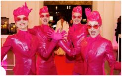 De Roze Zusjes: Stijlvol en speels entertainment! 🎭✨ De Roze Zusjes zijn een dynamisch duo dat elk evenement een theatrale en stijlvolle touch geeft. Ze instrueren, presenteren en entertainen met flair, en betrekken het publiek op een speelse manier. Of het nu een festival, beurs of netwerkbijeenkomst is, zij zorgen voor een unieke ervaring! Met dans, pantomime en bewegingstheater brengen ze interactief vermaak dat blijft verrassen. In samenwerking met ‘Mr. Blue’ tillen ze de show naar een hoger niveau. Boek de Roze Zusjes voor een veelzijdige en verrassende act!