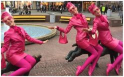 De Roze Zusjes: Stijlvol en speels entertainment! 🎭✨ De Roze Zusjes zijn een dynamisch duo dat elk evenement een theatrale en stijlvolle touch geeft. Ze instrueren, presenteren en entertainen met flair, en betrekken het publiek op een speelse manier. Of het nu een festival, beurs of netwerkbijeenkomst is, zij zorgen voor een unieke ervaring! Met dans, pantomime en bewegingstheater brengen ze interactief vermaak dat blijft verrassen. In samenwerking met ‘Mr. Blue’ tillen ze de show naar een hoger niveau. Boek de Roze Zusjes voor een veelzijdige en verrassende act!