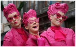 De Roze Zusjes: Stijlvol en speels entertainment! 🎭✨ De Roze Zusjes zijn een dynamisch duo dat elk evenement een theatrale en stijlvolle touch geeft. Ze instrueren, presenteren en entertainen met flair, en betrekken het publiek op een speelse manier. Of het nu een festival, beurs of netwerkbijeenkomst is, zij zorgen voor een unieke ervaring! Met dans, pantomime en bewegingstheater brengen ze interactief vermaak dat blijft verrassen. In samenwerking met ‘Mr. Blue’ tillen ze de show naar een hoger niveau. Boek de Roze Zusjes voor een veelzijdige en verrassende act!