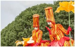 Fleurig & Vrolijk Steltenlopers: Kleurrijk spektakel voor uw event! Ideaal voor ontvangst, festival, en flyer-uitdeling. Boek nu voor betoverend entertainment!