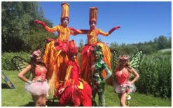 Fleurig & Vrolijk Steltenlopers: Kleurrijk spektakel voor uw event! Ideaal voor ontvangst, festival, en flyer-uitdeling. Boek nu voor betoverend entertainment!