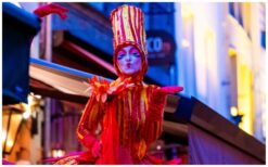 Fleurig & Vrolijk Steltenlopers: Kleurrijk spektakel voor uw event! Ideaal voor ontvangst, festival, en flyer-uitdeling. Boek nu voor betoverend entertainment!