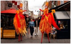 Fleurig & Vrolijk Steltenlopers: Kleurrijk spektakel voor uw event! Ideaal voor ontvangst, festival, en flyer-uitdeling. Boek nu voor betoverend entertainment!