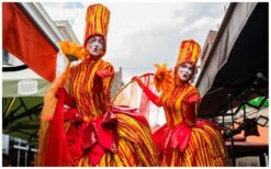 Fleurig & Vrolijk Steltenlopers: Kleurrijk spektakel voor uw event! Ideaal voor ontvangst, festival, en flyer-uitdeling. Boek nu voor betoverend entertainment!